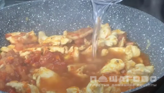 Фото приготовления рецепта: Нежная курица в томатном соусе - шаг 3
