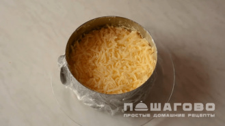 Фото приготовления рецепта: Салат с корейской морковью, курицей и шампиньонами - шаг 5