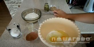 Фото приготовления рецепта: Орехово-шоколадный кекс без выпечки с соком лимона - шаг 2
