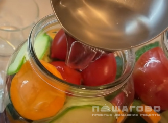 Фото приготовления рецепта: Маринованное овощное ассорти - шаг 3