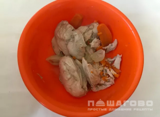 Фото приготовления рецепта: Простой рийет из курицы и овощей - шаг 3