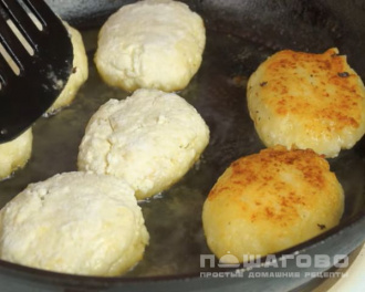 Фото приготовления рецепта: Сырники с варёной сгущёнкой - шаг 3