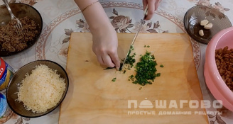 Фото приготовления рецепта: Салат со шпротами и сухариками - шаг 4