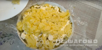 Фото приготовления рецепта: Салат «Грибная поляна» с консервированными шампиньонами - шаг 9