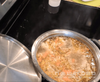 Фото приготовления рецепта: Куриный суп с лапшой - шаг 4