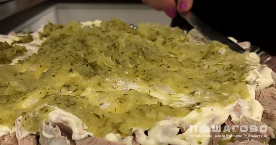 Фото приготовления рецепта: Салат с грибами и мясом - шаг 6