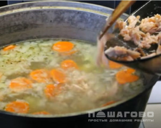 Фото приготовления рецепта: Рыбный суп из семги - шаг 7