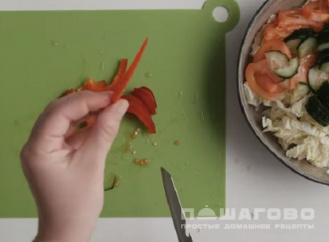Фото приготовления рецепта: Салат из свежей капусты, помидоров и жареного арахиса - шаг 5