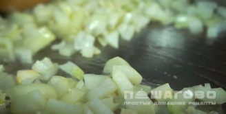Фото приготовления рецепта: Щи с капустой без мяса - шаг 3