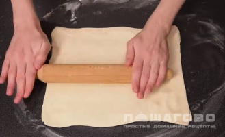 Фото приготовления рецепта: Сырные палочки из слоеного теста - шаг 3