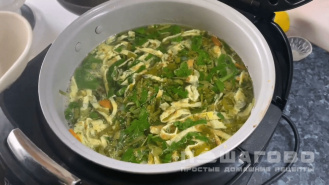 Фото приготовления рецепта: Суп с щавелем и шпинатом - шаг 4