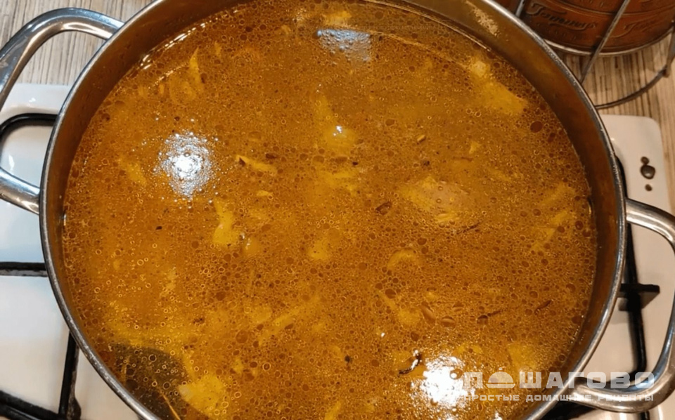Фото приготовления рецепта: Суп с зеленым горошком с яйцом - шаг 2