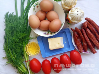 Фото приготовления рецепта: Яичница-глазунья с охотничьими колбасками и помидорами - шаг 1
