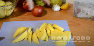 Фото приготовления рецепта: Голень индейки в рукаве с картофелем - шаг 6