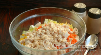 Фото приготовления рецепта: Салат с корейской морковью, курицей и пекинской капустой - шаг 9