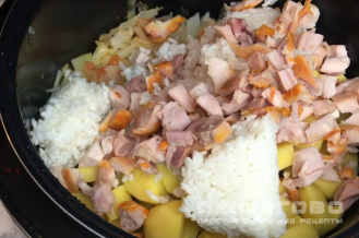 Фото приготовления рецепта: Тушеный капустняк с рисом - шаг 6