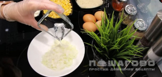Фото приготовления рецепта: Классический крабовый салат с огурцом - шаг 2