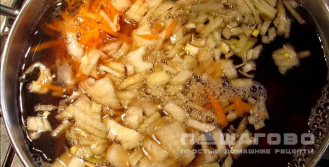 Фото приготовления рецепта: Суп из сушеных грибов с картошкой - шаг 3