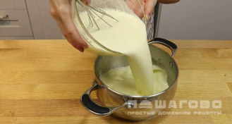 Фото приготовления рецепта: Пирог с заварным кремом и клубникой - шаг 8