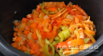 Фото приготовления рецепта: Простой рецепт кабачковой икры с помидорами в мультиварке - шаг 3