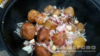 Фото приготовления рецепта: Говяжий хвост с картошкой - шаг 4