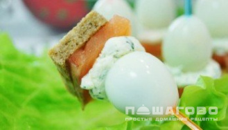 Фото приготовления рецепта: Бутерброды на шпажках - шаг 4