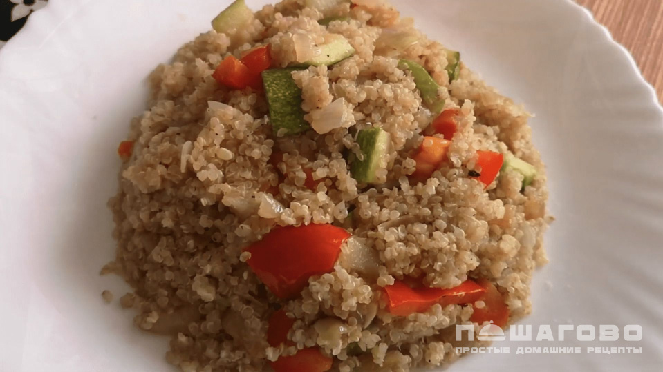 Фото приготовления рецепта: Киноа с овощами - шаг 7