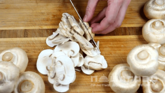 Фото приготовления рецепта: Гречка с грибами - шаг 1