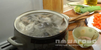 Фото приготовления рецепта: Суп финский с лососем с плавленным сыром - шаг 5