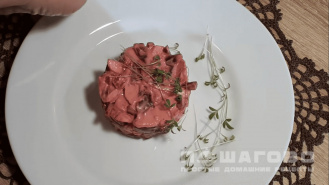 Фото приготовления рецепта: Салат из свеклы с курагой и изюмом - шаг 7