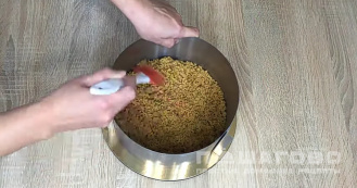 Фото приготовления рецепта: Чизкейк с творожно-сметанным желе и клубникой - шаг 4