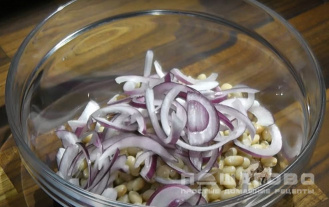 Фото приготовления рецепта: Салат с тунцом и фасолью по-тоскански - шаг 4