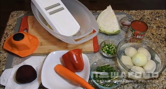 Фото приготовления рецепта: Борщ классический с перцем, укропом и чесноком - шаг 2