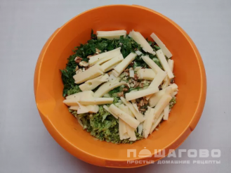 Фото приготовления рецепта: Салат сырой из огурцов - шаг 3