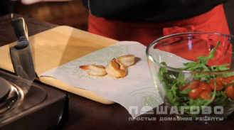Фото приготовления рецепта: Салат с морепродуктами и рукколой - шаг 4