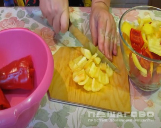 Фото приготовления рецепта: Лечо с баклажанами помидорами перцем и луком - шаг 3