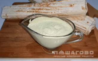 Фото приготовления рецепта: Молочно-чесночный соус - шаг 3