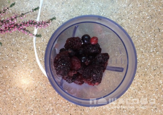 Фото приготовления рецепта: Смузи из замороженных ягод - шаг 2