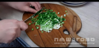 Фото приготовления рецепта: Салат с пекинской капустой и креветками - шаг 5