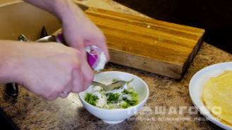 Фото приготовления рецепта: Блины яичные из омлета с начинкой - шаг 5