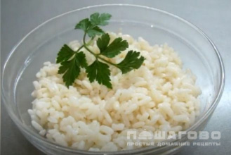 Фото приготовления рецепта: Салат с крабовыми палочками и рисом - шаг 1