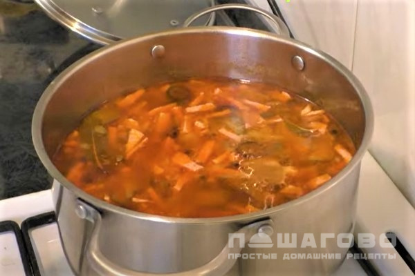 Солянка с колбасой и солеными огурцами