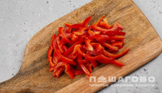 Фото приготовления рецепта: Капустняк с красным луком, перцем и грибами - шаг 4
