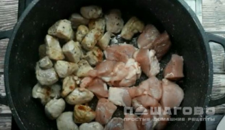Фото приготовления рецепта: Бигос с тушеной свининой - шаг 6