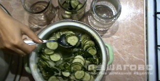 Фото приготовления рецепта: Сырой салат из огурцов на зиму - шаг 8