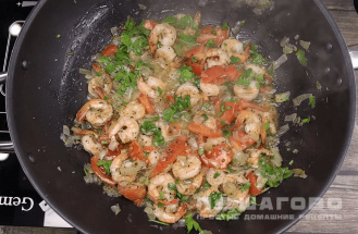 Фото приготовления рецепта: Макароны с креветками в чесночно-сливочном соусе - шаг 5
