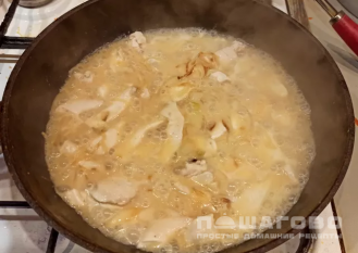 Фото приготовления рецепта: Бефстроганов из курицы со сметаной - шаг 4