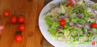 Фото приготовления рецепта: Салат с тунцом и черри - шаг 6