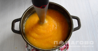 Фото приготовления рецепта: Тыквенный крем-суп с курицей и сухарикамии - шаг 4