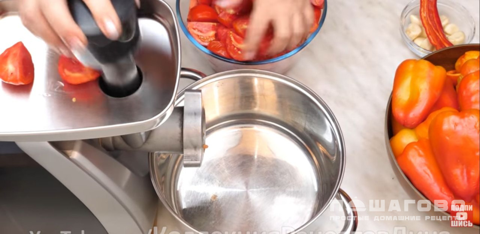 Фото приготовления рецепта: Вкусное лечо из сладкого и острого стручкового перца по-домашнему - шаг 3